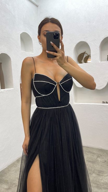 فستان سهرة أسود مطرز بأشرطة