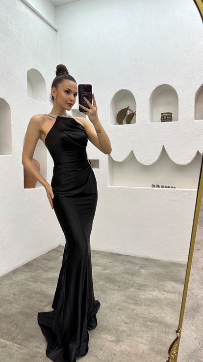 Siyah Boynu Ve Beli İşlemeli Abiye Elbise
