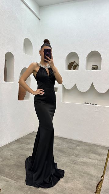 Abito da sera ricamato con collo nero