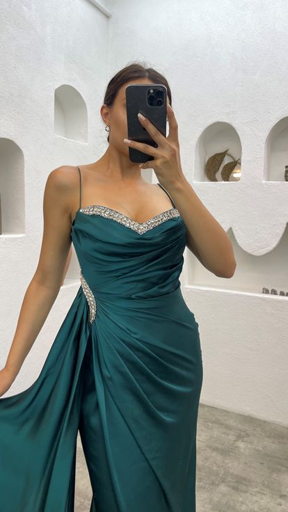 Zümrüt Gögsü Beli Taş İşleme İp Askılı Abiye Elbise