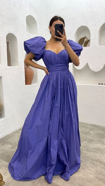 Indigofarbenes Kleid mit Ballonärmeln und herzförmigem Ausschnitt