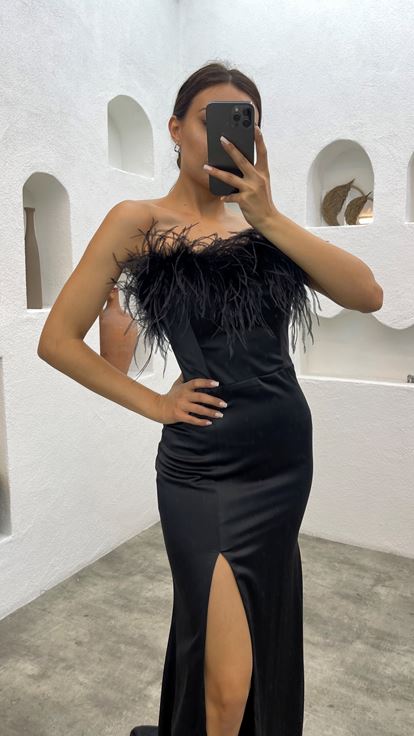 Abito da sera piumato nero senza spalline sul petto