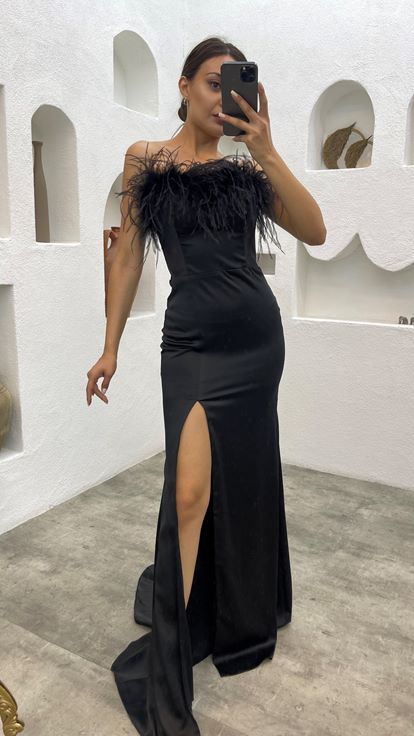 Abito da sera piumato nero senza spalline sul petto