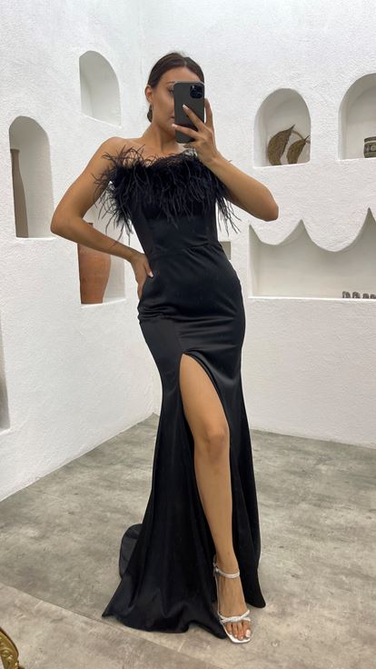 Abito da sera piumato nero senza spalline sul petto