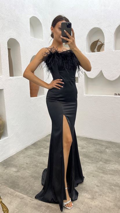 Abito da sera piumato nero senza spalline sul petto