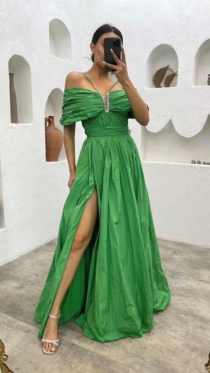 Grünes Abendkleid mit Seilträgern und Steinen auf der Brust