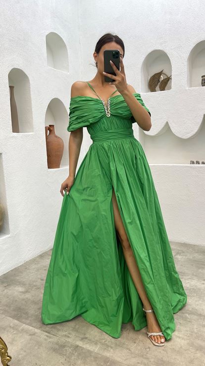 Grünes Abendkleid mit Seilträgern und Steinen auf der Brust