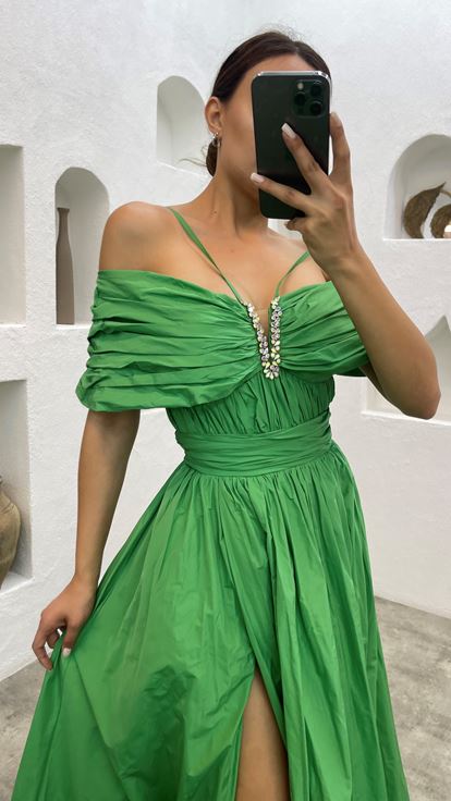 Grünes Abendkleid mit Seilträgern und Steinen auf der Brust