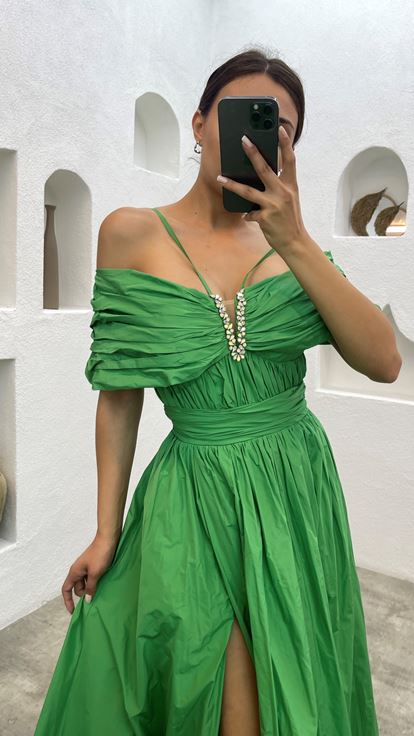 Grünes Abendkleid mit Seilträgern und Steinen auf der Brust