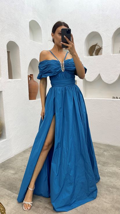 Blaues Abendkleid mit Seilträgern und Steinen auf der Brust