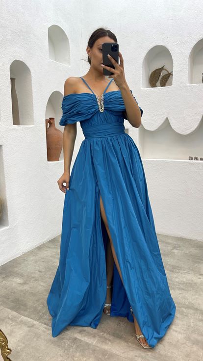 Blaues Abendkleid mit Seilträgern und Steinen auf der Brust