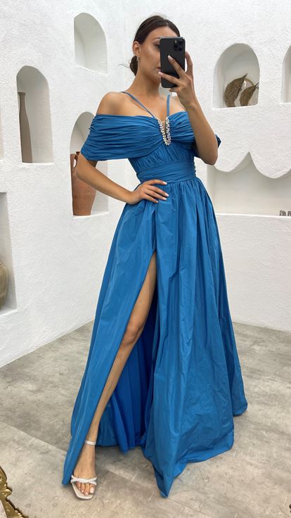 Blaues Abendkleid mit Seilträgern und Steinen auf der Brust