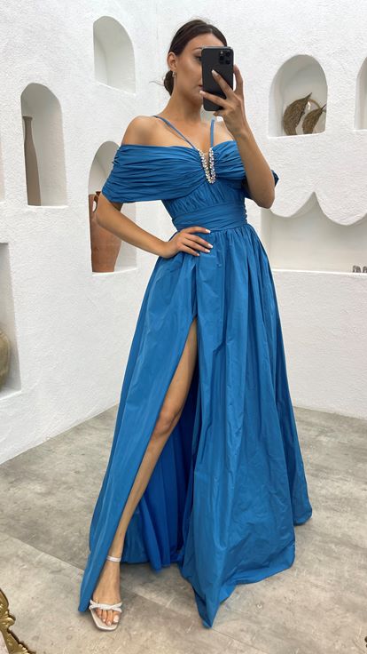 Blaues Abendkleid mit Seilträgern und Steinen auf der Brust