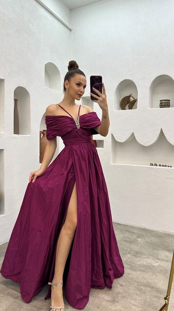 Pflaumenfarbenes Abendkleid mit Seilträgern und Steinen auf der Brust