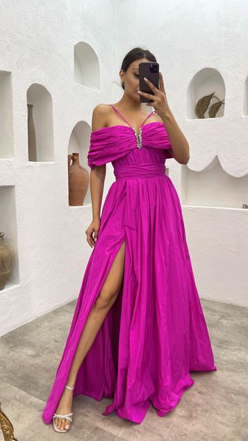 Vestido de noche fucsia con tirantes de cuerda con piedra en el pecho