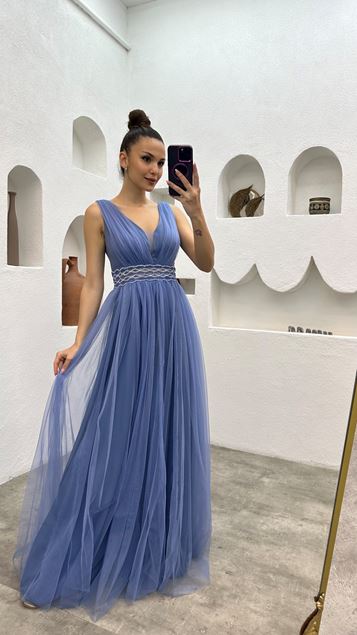 Indigofarbenes, mit Steinen besticktes Abendkleid an der Taille