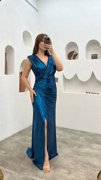 Abito da sera taglie forti con scollo a portafoglio e spacco effetto petrolio 