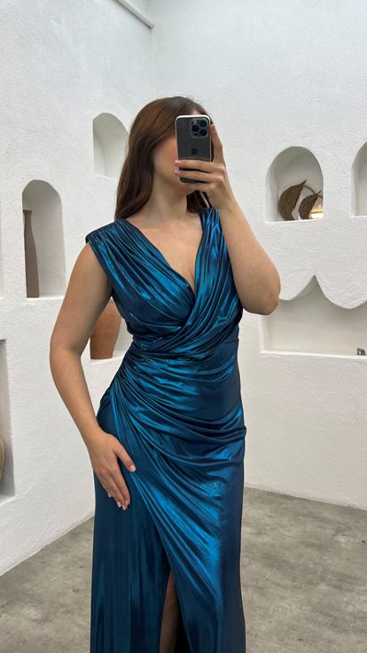 Abito da sera taglie forti con scollo a portafoglio e spacco effetto petrolio 