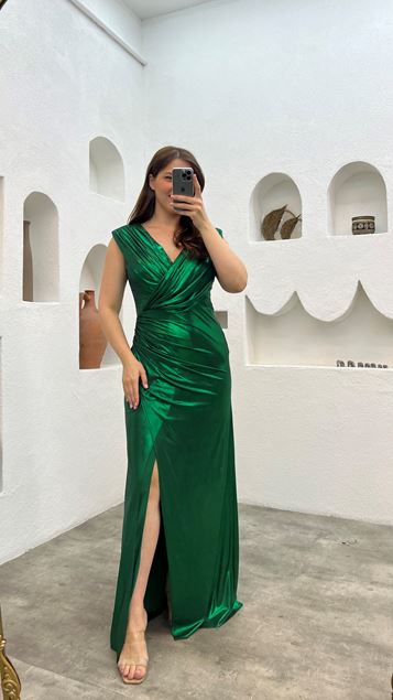 Vestido de noche esmeralda de doble botonadura con cuello grande y abertura