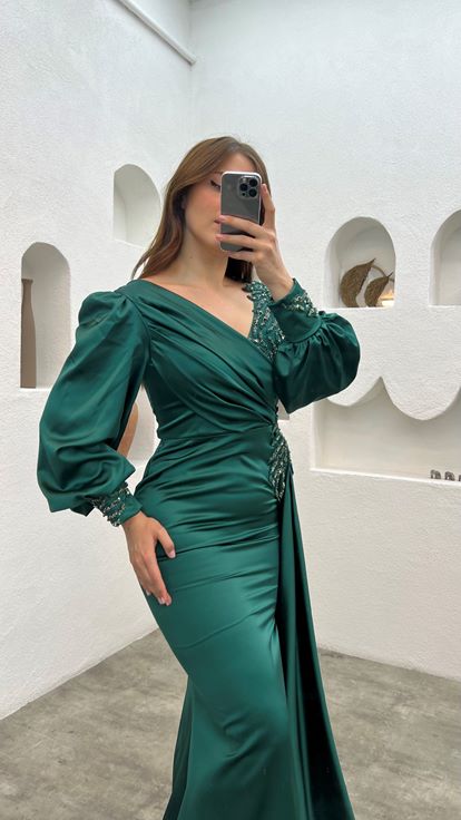 Vestido de noche de talla grande bordado con manga globo esmeralda