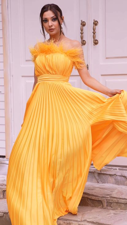 Yellow Tulle Trimmed Pleated Evening Dress with Slit