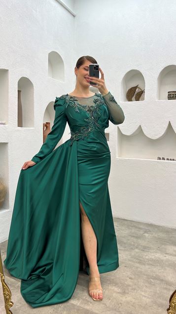 Smaragdgrünes Abendkleid in Übergröße mit Tüll-Detailstickerei auf der Brust