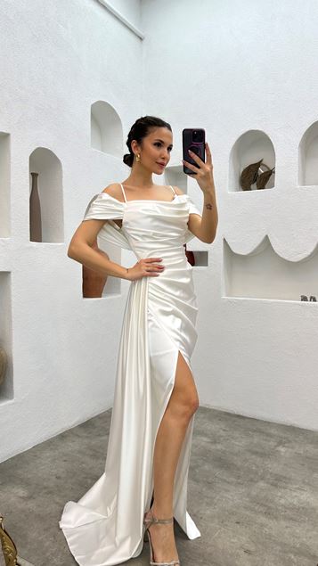Robe de soirée en satin drapé blanc