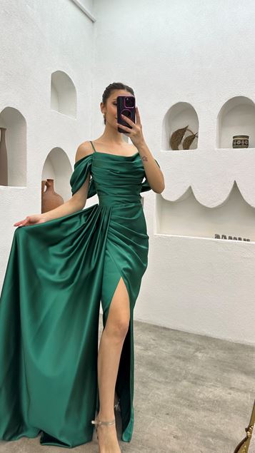 Vestido de noche drapeado de satén con correa de cuerda esmeralda