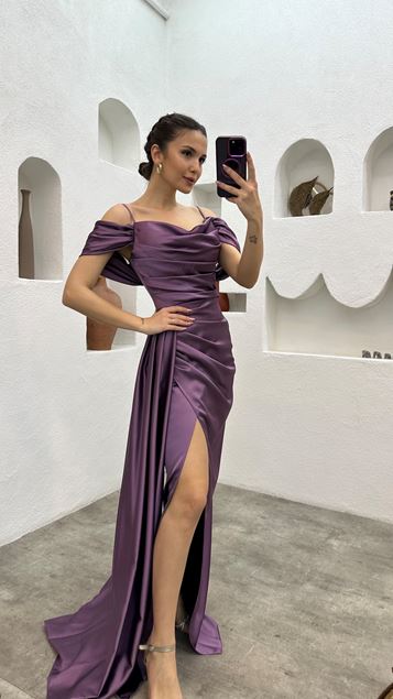 Vestido de noche de satén drapeado ciruela con tirantes de cuerda
