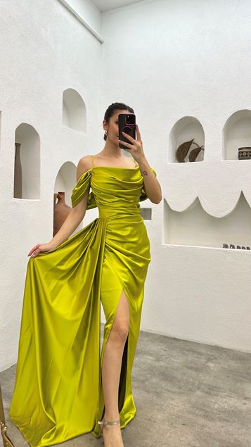 Vestido de noche drapeado de satén con correa de cuerda verde aceite