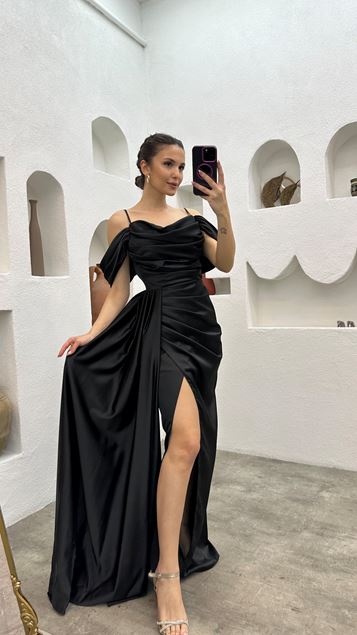 Vestido de noche drapeado de satén con correa de cuerda negra