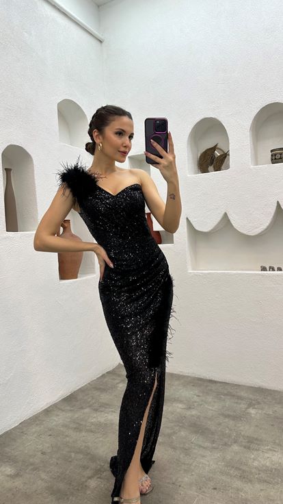 Vestido de noche negro con lentejuelas  detalle de plumas y hombros descubiertos