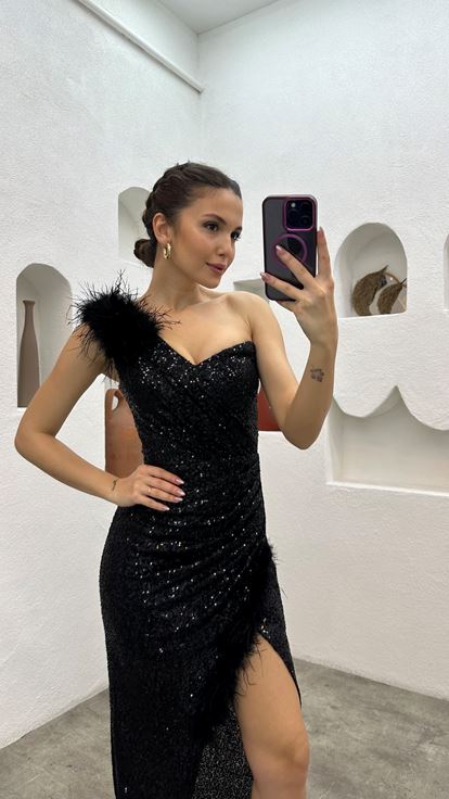 Vestido de noche negro con lentejuelas  detalle de plumas y hombros descubiertos