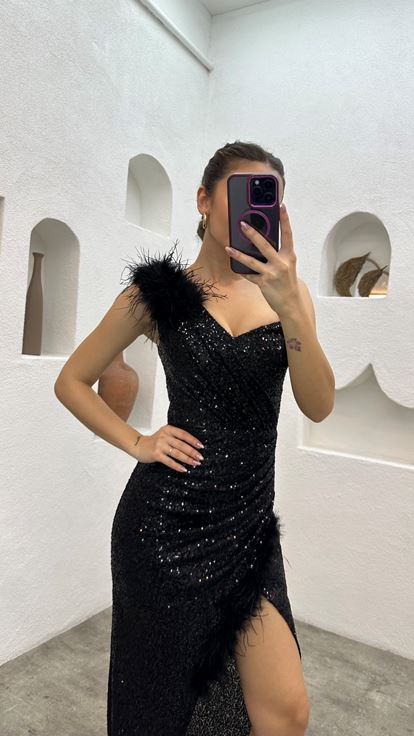 Vestido de noche negro con lentejuelas  detalle de plumas y hombros descubiertos