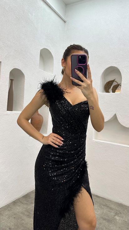 Vestido de noche negro con lentejuelas  detalle de plumas y hombros descubiertos