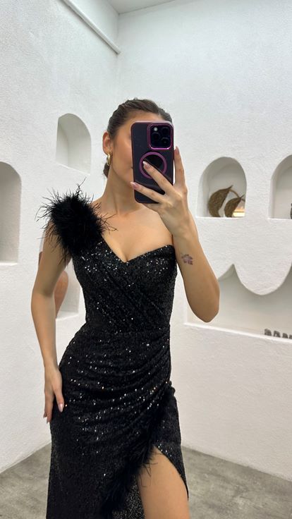Vestido de noche negro con lentejuelas  detalle de plumas y hombros descubiertos