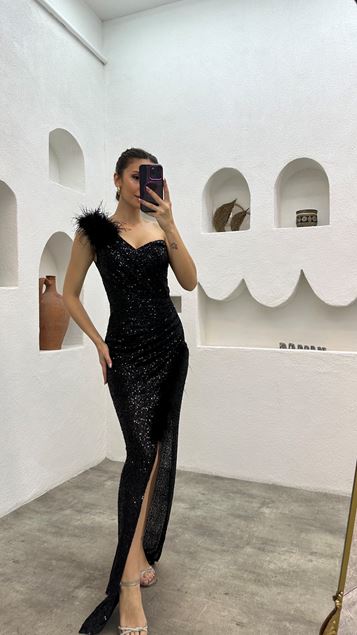 Vestido de noche de lentejuelas con detalle de plumas en el hombro negro