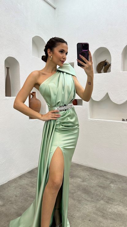 Mintgrünes Abendkleid mit One-Shoulder-Gürtelstickerei