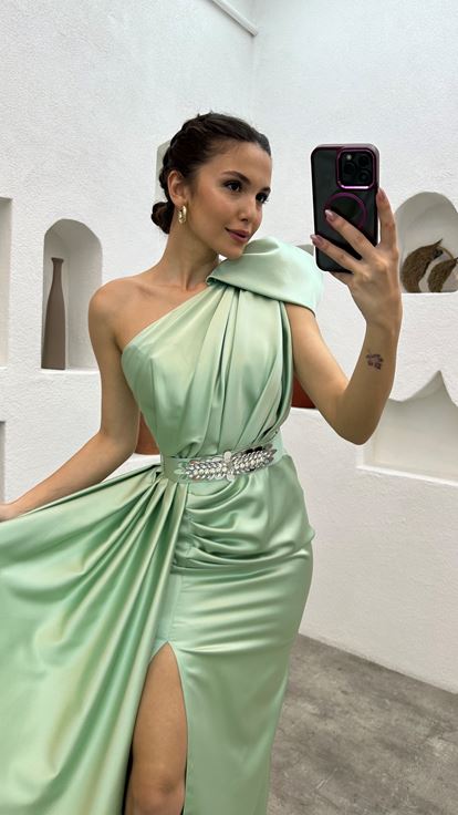 Mintgrünes Abendkleid mit One-Shoulder-Gürtelstickerei