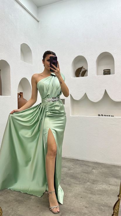 Mintgrünes Abendkleid mit One-Shoulder-Gürtelstickerei