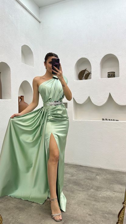 Mintgrünes Abendkleid mit One-Shoulder-Gürtelstickerei