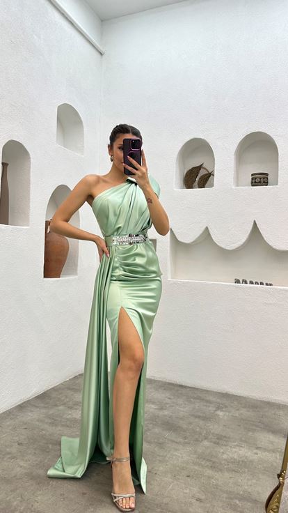 Mintgrünes Abendkleid mit One-Shoulder-Gürtelstickerei