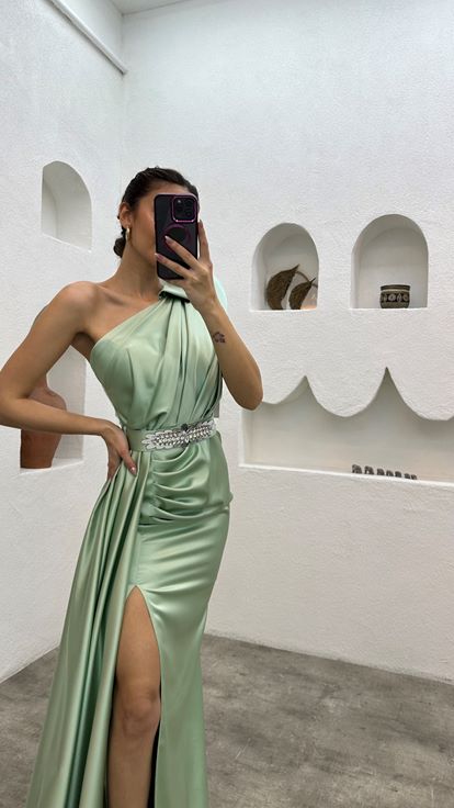 Mintgrünes Abendkleid mit One-Shoulder-Gürtelstickerei