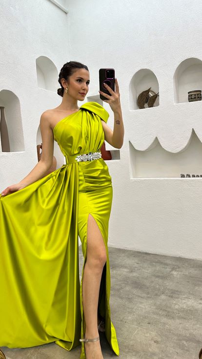 Gelbes Abendkleid mit One-Shoulder-Gürtelstickerei