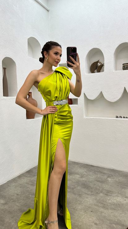 Gelbes Abendkleid mit One-Shoulder-Gürtelstickerei