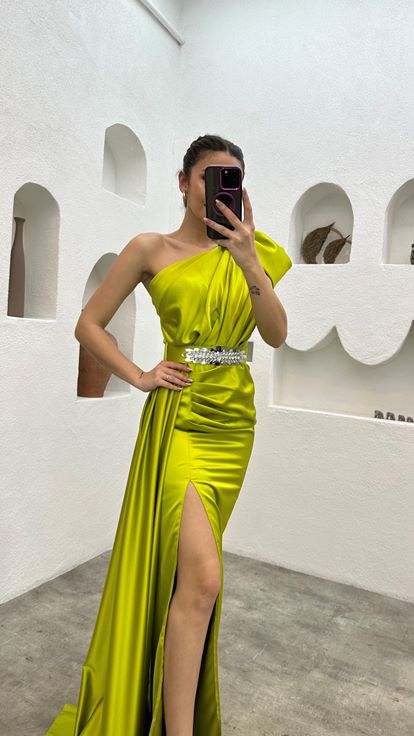Gelbes Abendkleid mit One-Shoulder-Gürtelstickerei