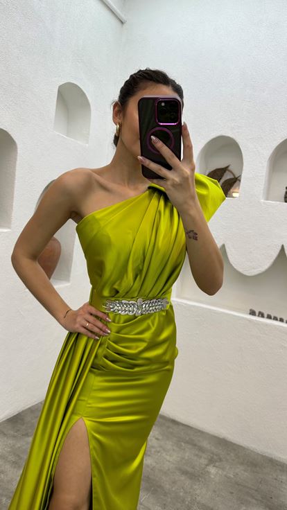 Gelbes Abendkleid mit One-Shoulder-Gürtelstickerei