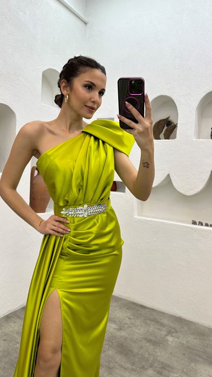 Gelbes Abendkleid mit One-Shoulder-Gürtelstickerei