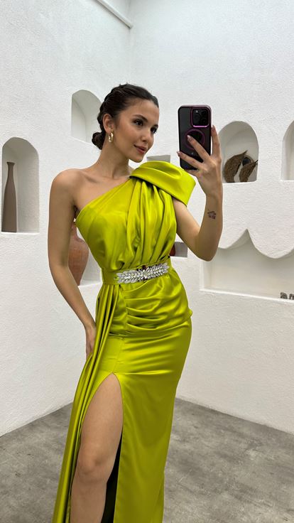 Gelbes Abendkleid mit One-Shoulder-Gürtelstickerei