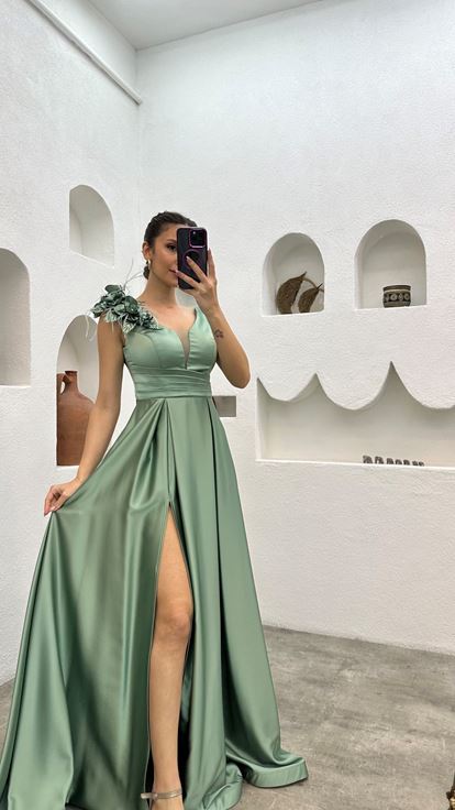 Mint Yeşili Omzu Çiçek Detay Saten Abiye Elbise